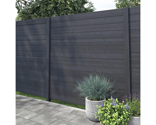 Houten privacy schutting met horizontale planken en plantenbakken