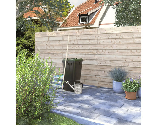 Tuinscene met houten schutting, vuilnisbakken, gieter en potplanten op een betegelde ondergrond