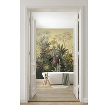 Badkamer met bad en jungle fotobehang, gezien door een open deur.