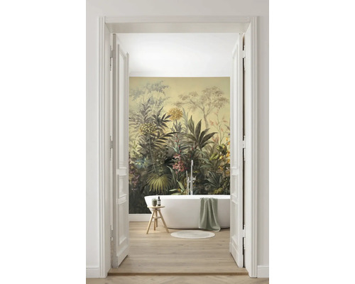 Badkamer met bad en jungle fotobehang, gezien door een open deur.