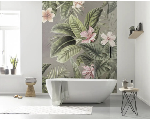 Badkamer met bad en fotobehang met tropische plantmotieven.
