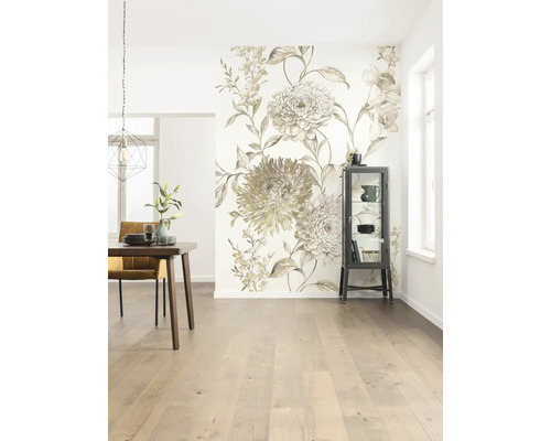 KOMAR Fotobehang vlies P267-VD2 Pure 2 Vintage Chrysanthemum 200x250 cm Lichte woonkamer met eettafel, vitrine en fotobehang met bloemenmotief