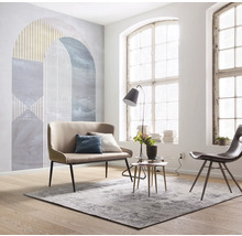 Woonkamer met bank, stoel, tapijt en wanddecoratie