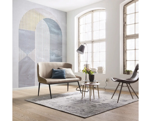 KOMAR Fotobehang vlies P269-VD2 Pure 2 Arched Gate 200x250 cm Woonkamer met bank, stoel, tapijt en wanddecoratie
