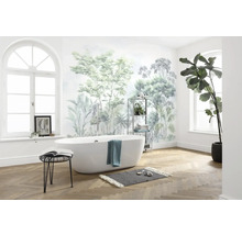 Badkamer met ligbad, rek, kruk, vloerkleed en tropisch fotobehang
