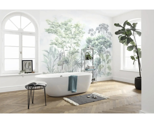 Badkamer met ligbad, rek, kruk, vloerkleed en tropisch fotobehang