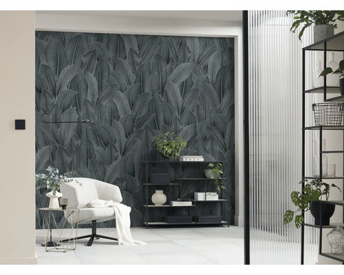 KOMAR Fotobehang vlies P254-VD3 Pure 2 Bain de Feuilles 300x250 cm Woonkamer met fauteuil, plank en wandbekleding met bladerenmotief