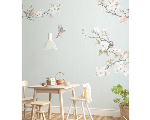 KOMAR Fotobehang vlies P264-VD3 Pure 2 Apple Blossom 300x250 cm Lichte ruimte met eettafel, stoelen, hanglamp, kamerplant en wanddecoratie met bloemen en vogels.