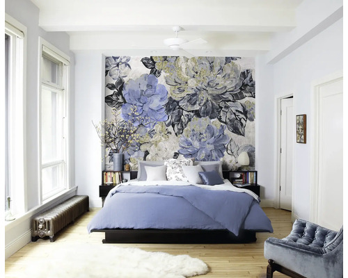 KOMAR Fotobehang vlies P265-VD3 Pure 2 Vintage blue Garden 300x250 cm Lichte slaapkamer met een bed versierd met bloemenbehang.