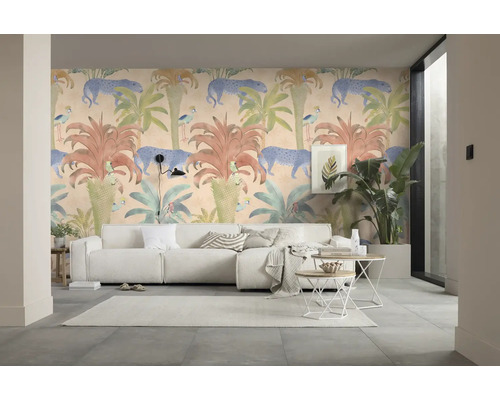 KOMAR Fotobehang vlies P274-VD3 Pure 2 Safari Pattern 300x250 cm Woonkamer met bank en junglebehang met plantmotieven, blauwe luipaarden en exotische vogels.