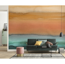 Woonkamer met patroonbehang, bank en bijzettafel