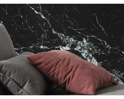 Decoratieve wand met marmerlook en kussens op de bank