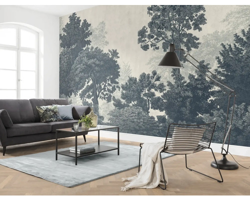 KOMAR Fotobehang vlies P252-VD4 Pure 2 Unfading Trees 400x250 cm Woonkamer met bank, tapijt, staande lamp en fotobehang met bosmotief