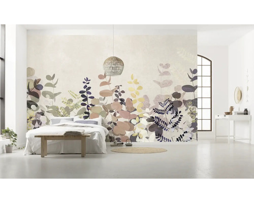 KOMAR Fotobehang vlies P255-VD4 Pure 2 Foggy Shrub 400x250 cm Lichte slaapkamer met behang met motief, bed, tafel en verlichting.