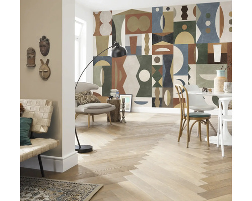 Woonkamer met groot grafisch wandbehang, houten vloer in visgraatmotief en moderne meubels.