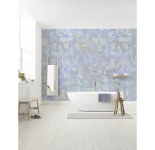 Badkamer met vrijstaand bad, spiegel en patroonbehang