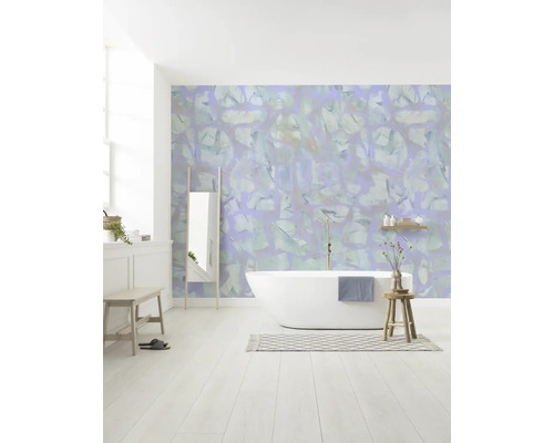 Badkamer met vrijstaand bad, spiegel en patroonbehang