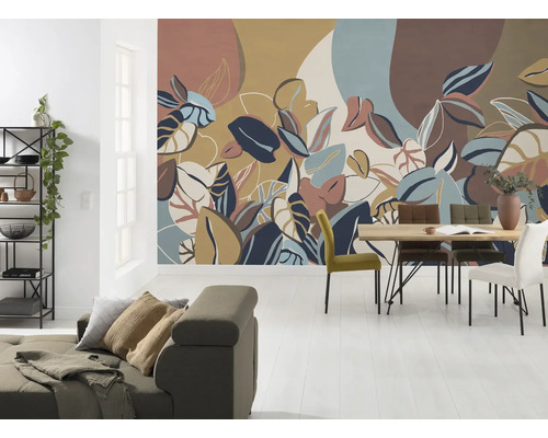 Woonkamer met patroonbehang, bank, rek en eettafel