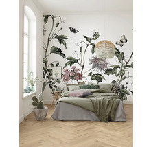 Slaapkamer met bloemenbehang, bed en kamerplanten