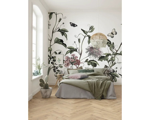 Slaapkamer met bloemenbehang, bed en kamerplanten
