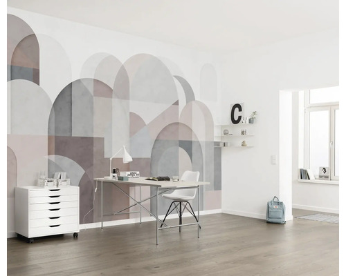 Lichte werkkamer met geometrisch fotobehang, bureau, rolcontainer en stoel