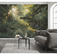 Woonkamer met fotobehang met jungle motief, bank en bijzettafels