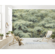 Woonkamer met fotobehang met boomvarenmotief, twee ligstoelen en decoratie