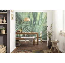 Eetkamer met houten tafel, stoelen en muurschildering met jungle thema