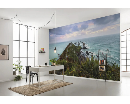 Lichte werkkamer met fotobehang van een kustlandschap met vuurtoren