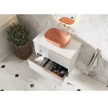 Badkamer met witte wastafelonderkast, open lade, oranje opzetwastafel en decoratie