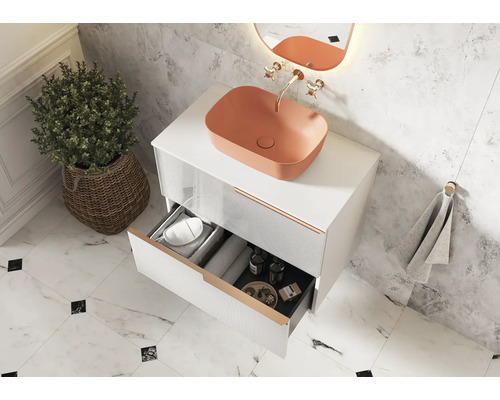 Badkamer met witte wastafelonderkast, open lade, oranje opzetwastafel en decoratie