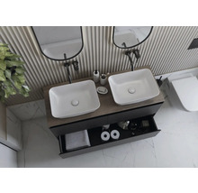 Badkamer met dubbele wastafel, onderkast en spiegels