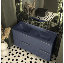 Badkamer met blauwe wastafelonderkast, twee wastafels en marmeren wand