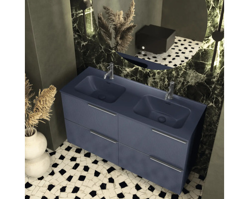 Badkamer met blauwe wastafelonderkast, twee wastafels en marmeren wand