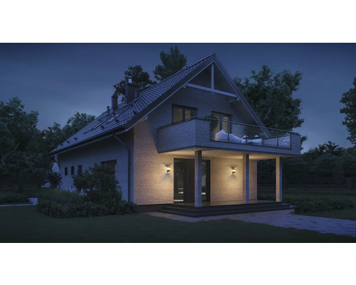 Modern huis met balkon en tuin in de nacht