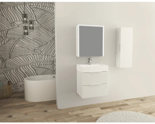 Badkamer met wastafel, spiegel met verlichting, hoge kast en bad