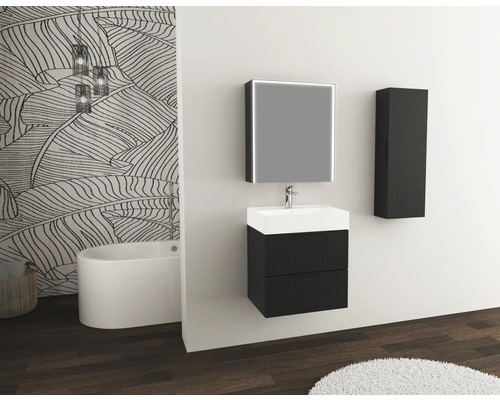 Moderne badkamer met wastafel, spiegelkast en hoge kast tegen een muur met bladmotief.