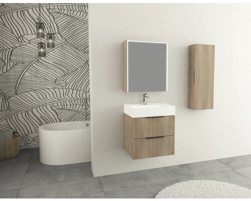 Badkamer met wastafelmeubel, spiegelkast en hoge kast in houtlook voor een behang met patroon