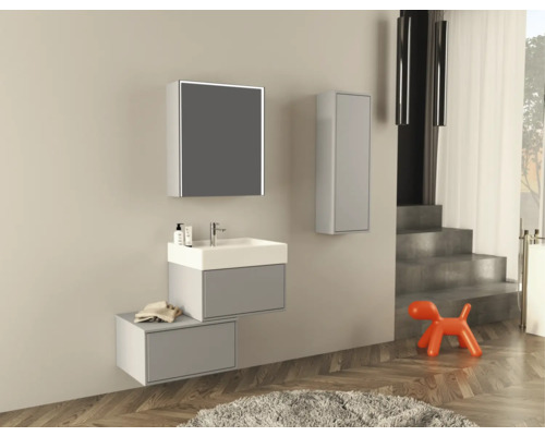 Moderne badkamer met wastafel, spiegelkast en hoge kast