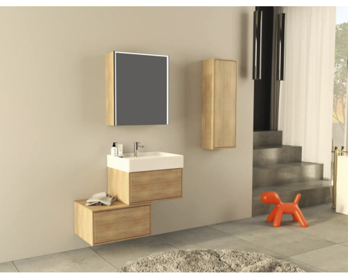 Badkamer met wastafel, spiegelkast en hangkast in licht houten decor