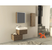 Moderne badkamer met wastafel, spiegelkast en hoge kast in houtlook