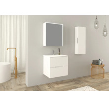 Badkamer met wastafel, spiegelkast en hangkast