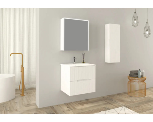 Badkamer met wastafel, spiegelkast en hangkast