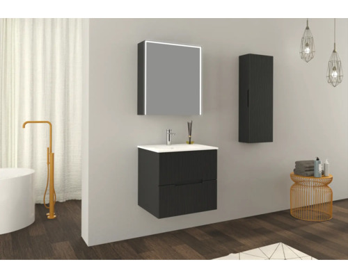 Moderne badkamerset met wastafel, spiegelkast en hoge kast