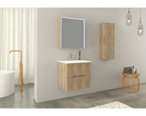 Moderne badkamer met wastafelonderkast, spiegelkast met verlichting en hangkast