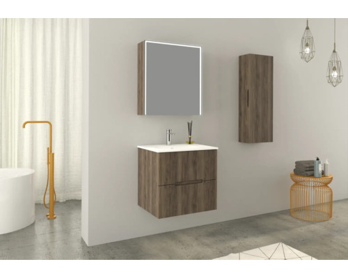 Badkamer met wastafelonderkast, spiegelkast en hangkast