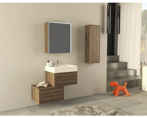 Badkamer met wastafel, spiegelkast en hangkast in houten uitvoering