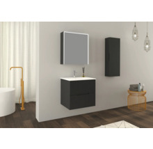 Moderne badkamer met wastafel, spiegelkast en hoge kast