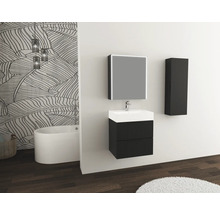 Moderne badkamer met wastafel, spiegel, hangkast en bad tegen een muur met bladerpatroon
