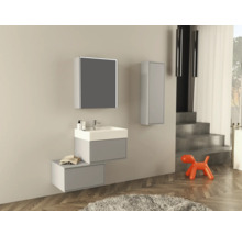 Moderne badkamer met wastafel, spiegel en opslagruimte